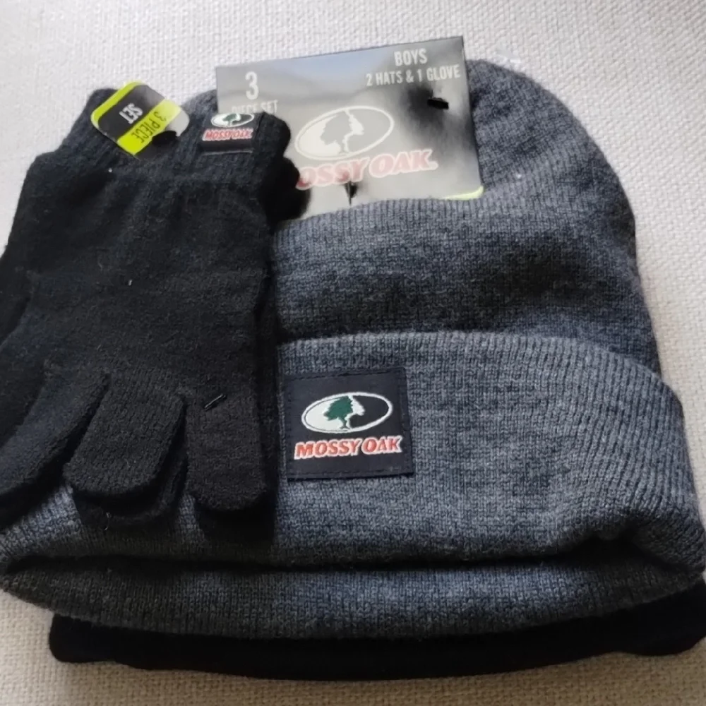 Mossy Oak Black and Gray Gloves and Beanie Set - Picture 3 of 6